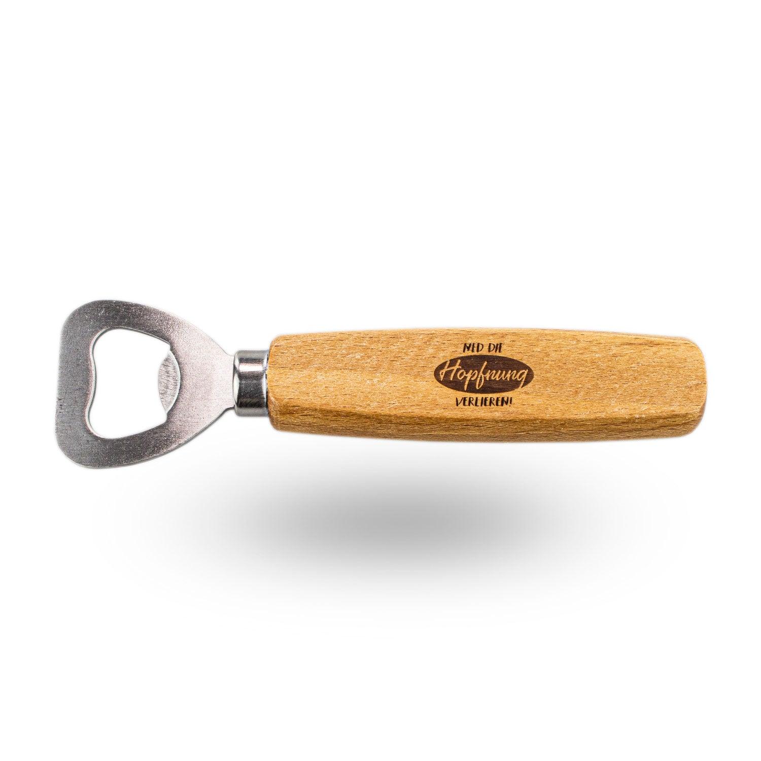 Flaschenöffner Ned die Hopfnung verlieren aus Holz und Metall, mit Gravur und glänzendem Flaschenhals-Greifer.