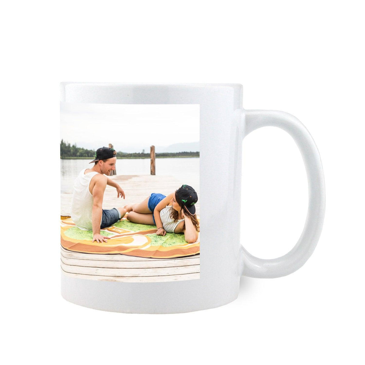 Weiße Foto Tasse mit Wunschfoto Sublimation einer entspannten Person auf einem Surfbrettsteg am See.