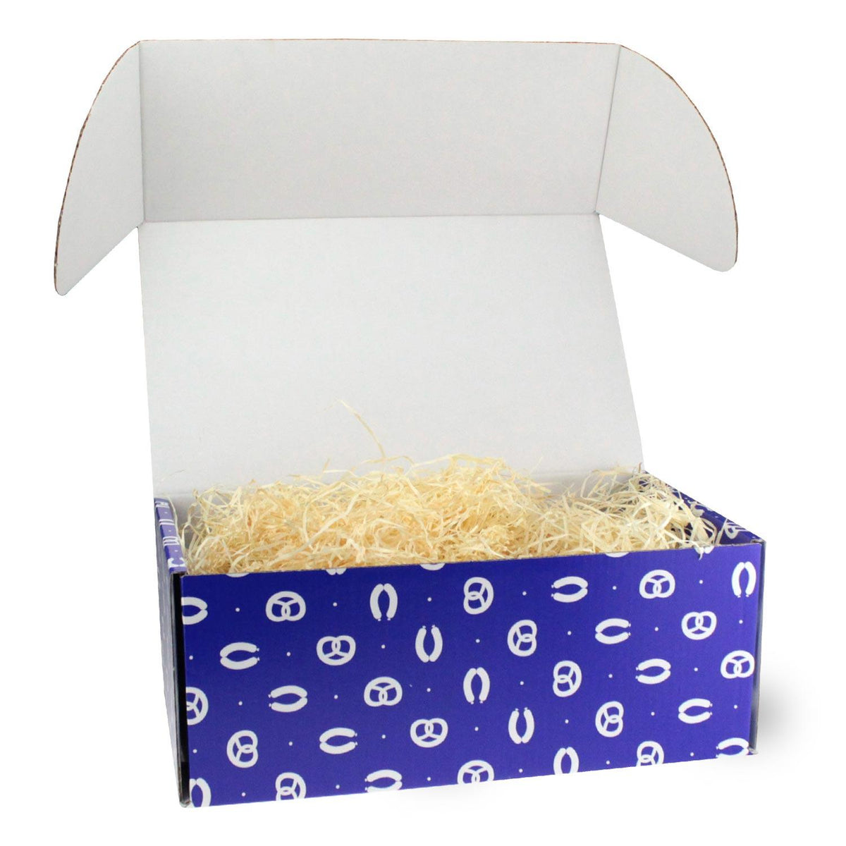 Offene Geschenkbox Oster-Kuschln, blau mit Brezelmuster und Holzwolle als Füllmaterial, für kreative Ostergeschenke.