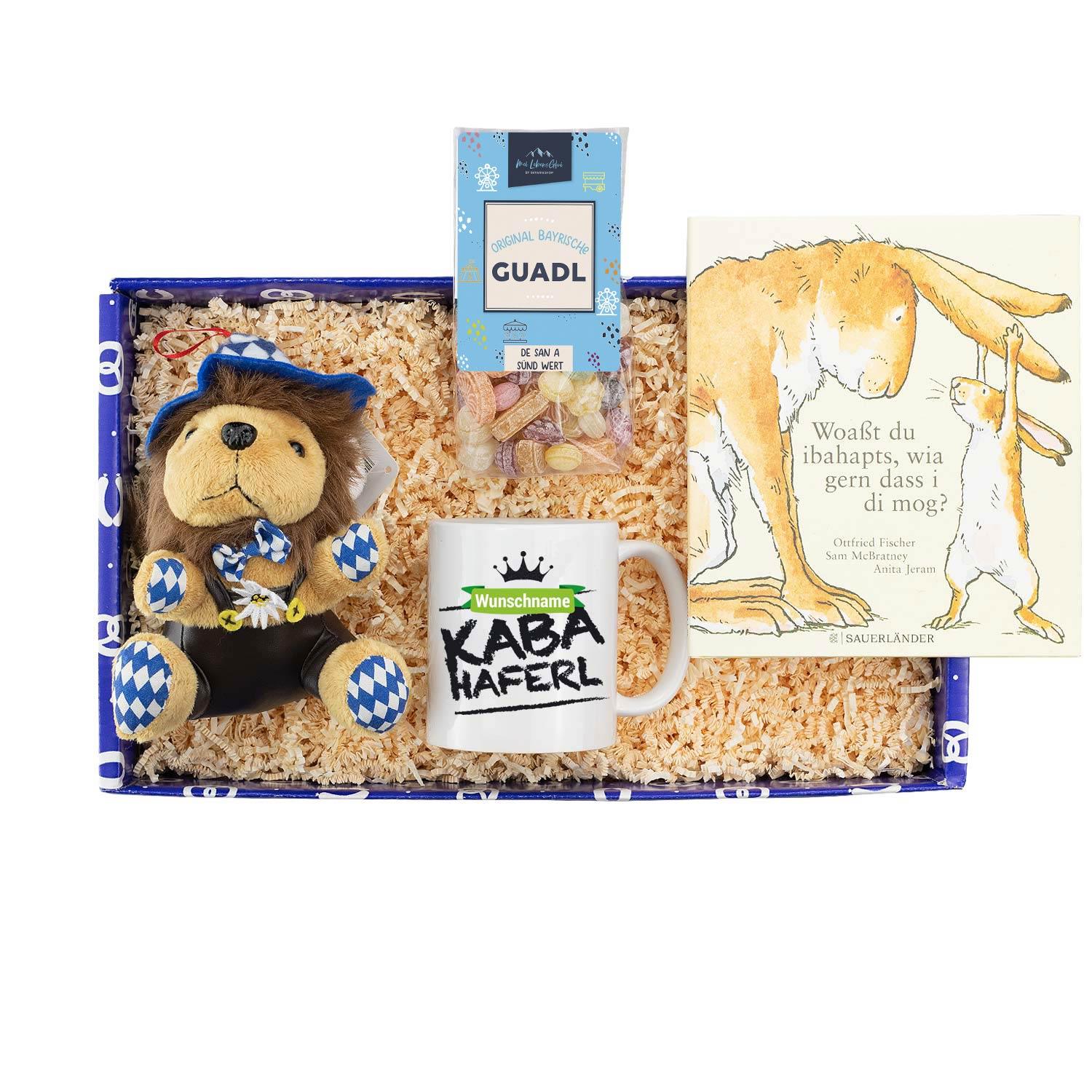 Geschenkbox Fias Lausdirndl mit Plüschlöwe in Lederhose, Tasse mit Wunschname, Buch und bayerische Guadl.