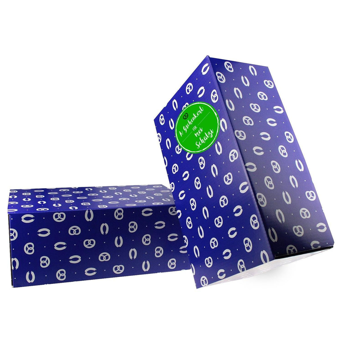 Zwei blaue Geschenkboxen "Zua Hochzeit" mit Brezelmuster und grünem "Für mei Schatzi" Aufkleber.