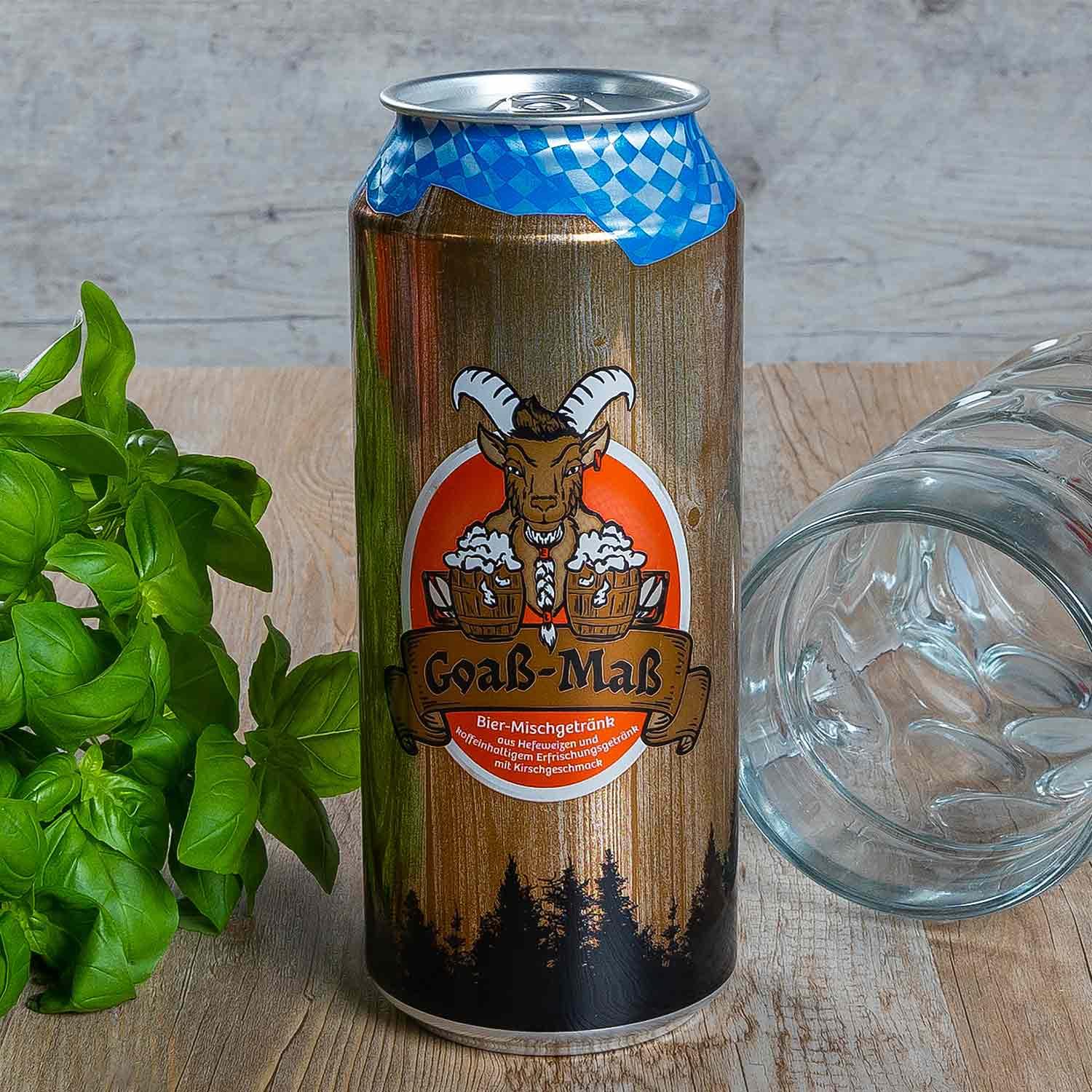 Goaß-Maß XXL-Dose 1l im Holzdesign mit bayerischem Rautenmuster neben frischem Basilikum und leerem Maßkrug.