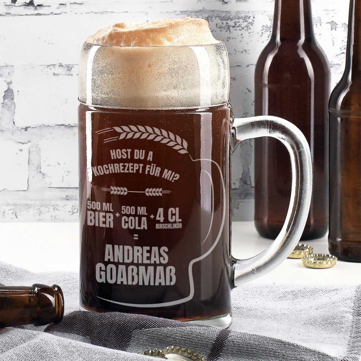 Klarglas-Krug mit graviertem Wunschname, bayerischem Rezeptmotiv und Henkel, zylindrische Form, 1,0 Liter.