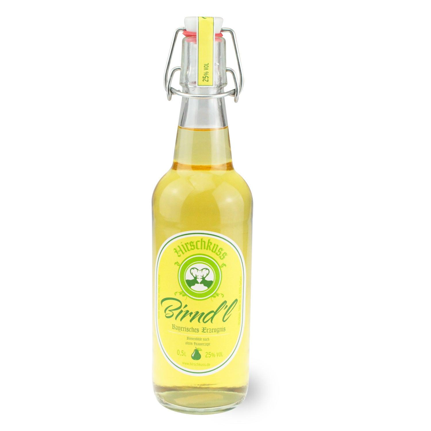 Fruchtiger Birnenlikör in klarer Glasflasche mit Bügelverschluss, goldgelber Farbe und geprägtem Hirschmotiv, 0,5 l.