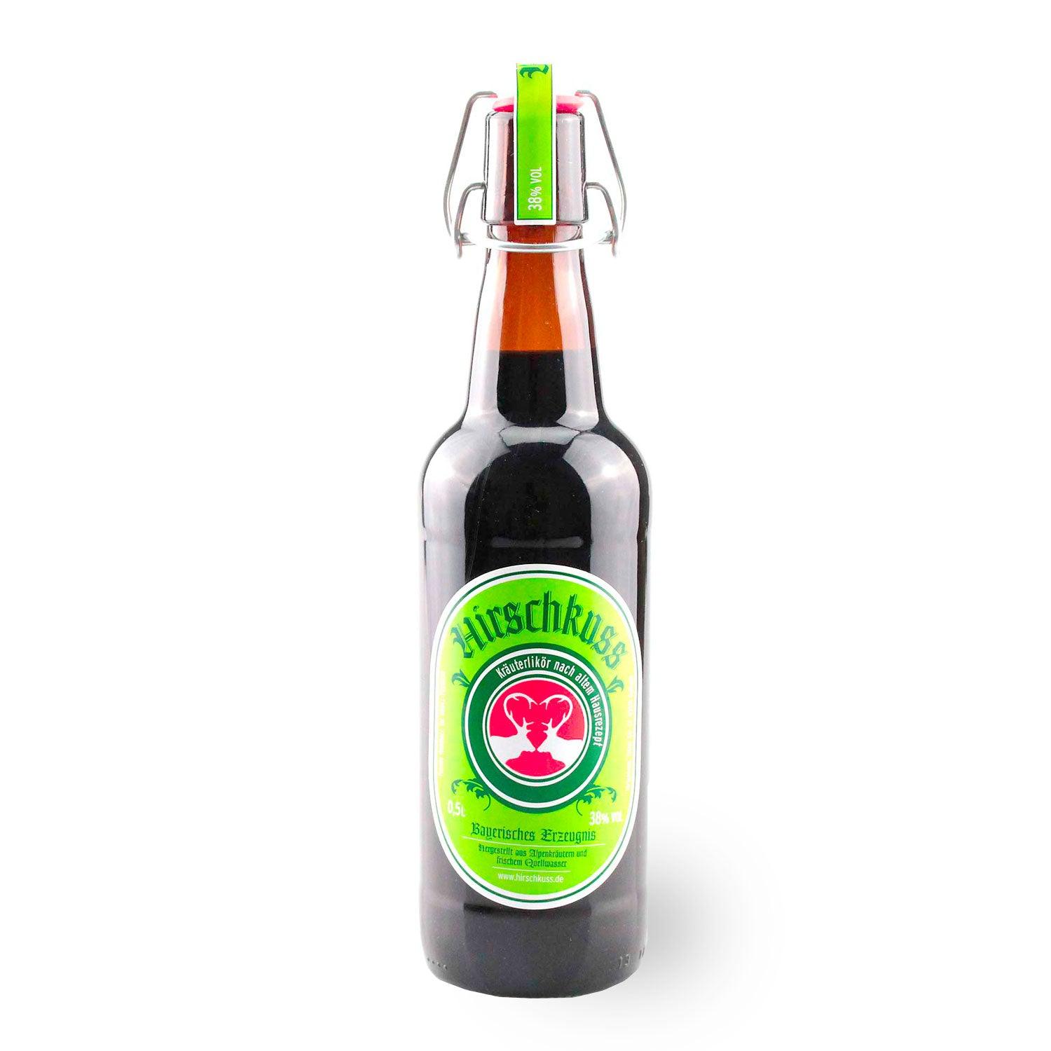 Hirschkuss Kräuterlikör in brauner Glasflasche mit Bügelverschluss, grünem Etikett und Hirsch-Logo.