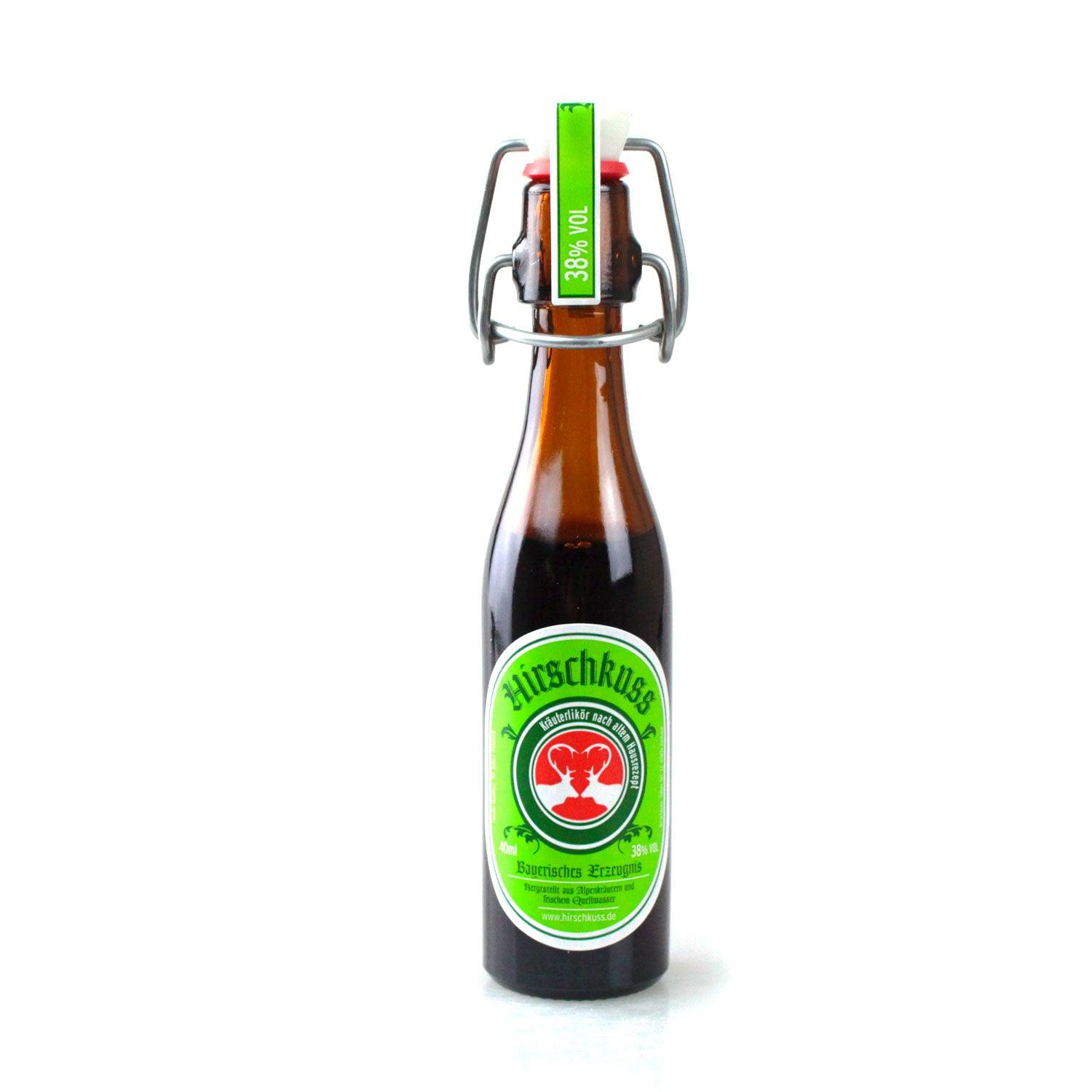 Braune Flasche Hirschkuss Kräuterlikör 38% Vol. mit Bügelverschluss und grünem Etikett auf weißem Grund.