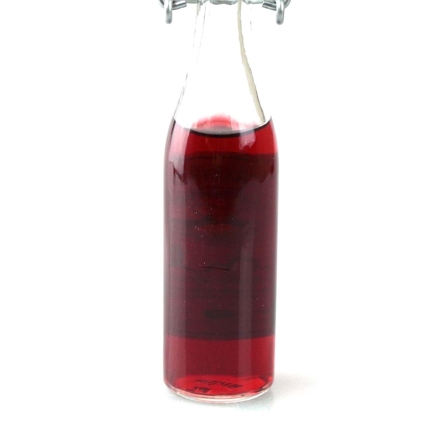 Kleine Glasflasche mit Schnappverschluss und roter Flüssigkeit, ideal für Liköre oder Öle.