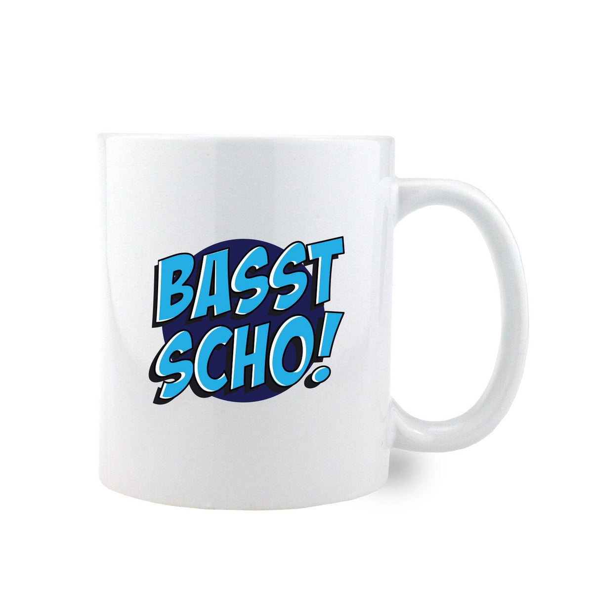 Weißes Kaffee Haferl Basst scho! mit auffälligem blauen Schriftzug und schwarzem Schatten-Effekt, schlichtes Design.