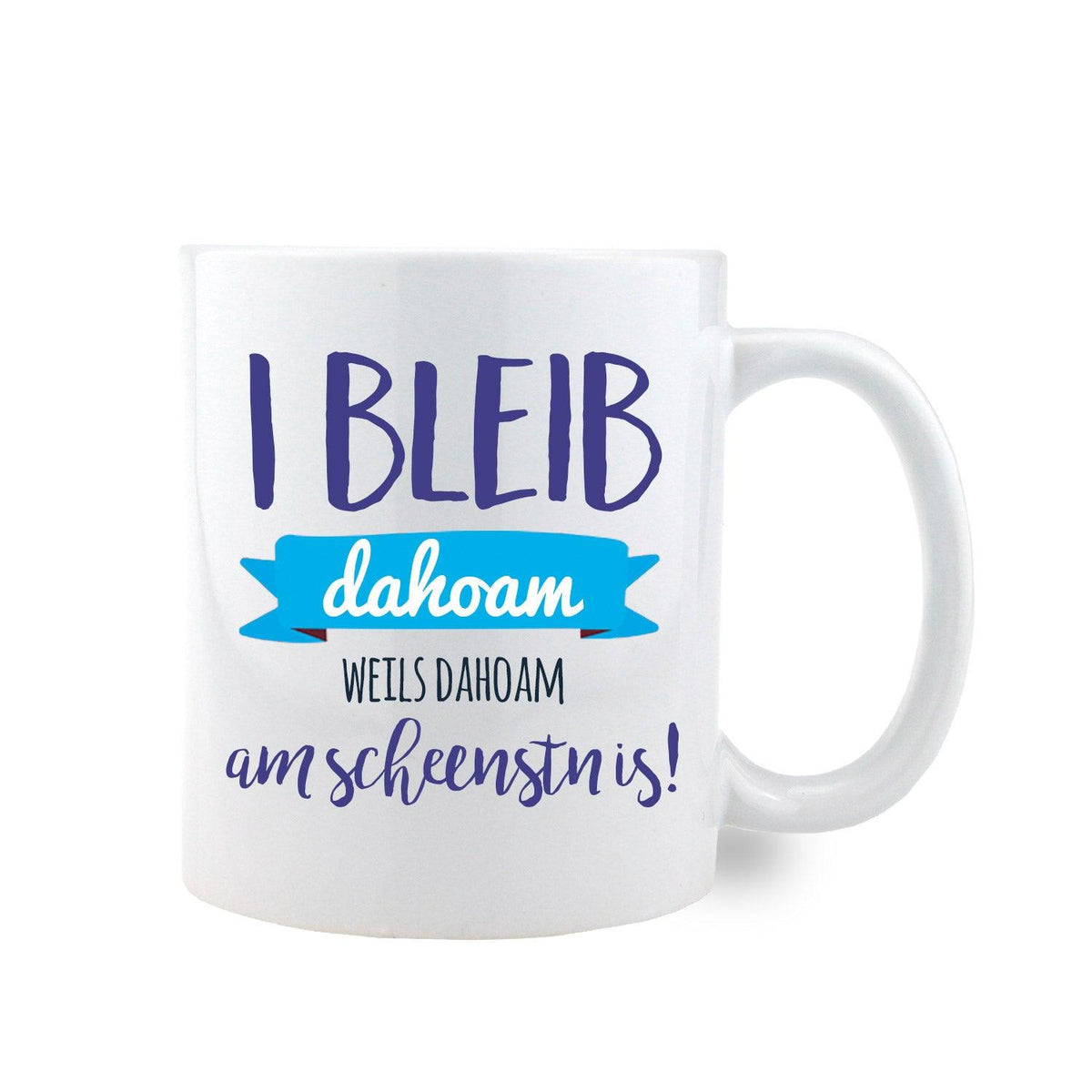 Weißes Kaffee-Haferl "I bleib dahoam" mit blauem Schriftzug und hellblauem Banner, detailliert.