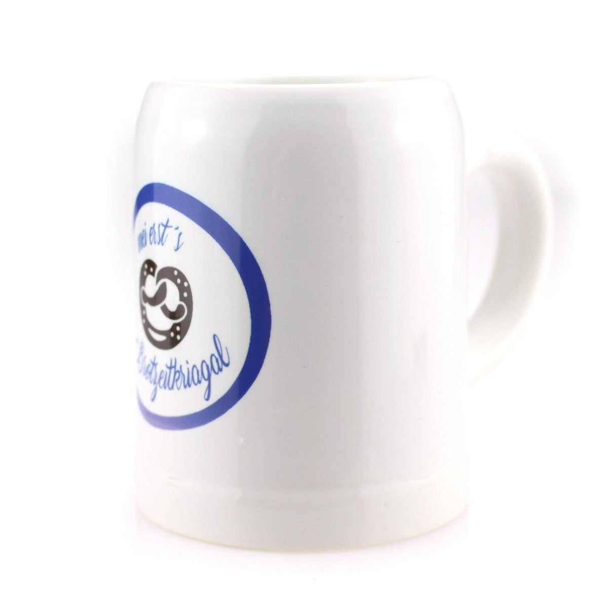 Weißer Keramik-Bierkrug mit blauem Aufdruck und Brezel-Motiv für bayerisches Bier.