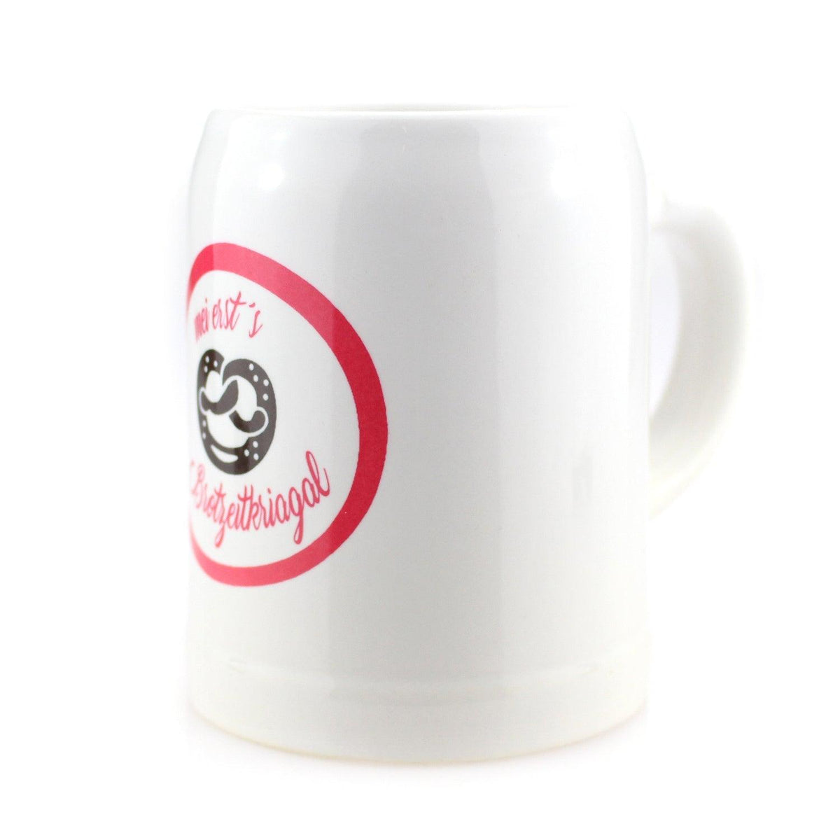 Weißer Bierkrug aus Keramik mit rundem roten Logo, einer Brezel und der Aufschrift "meist's Bretzeitkriagl".
