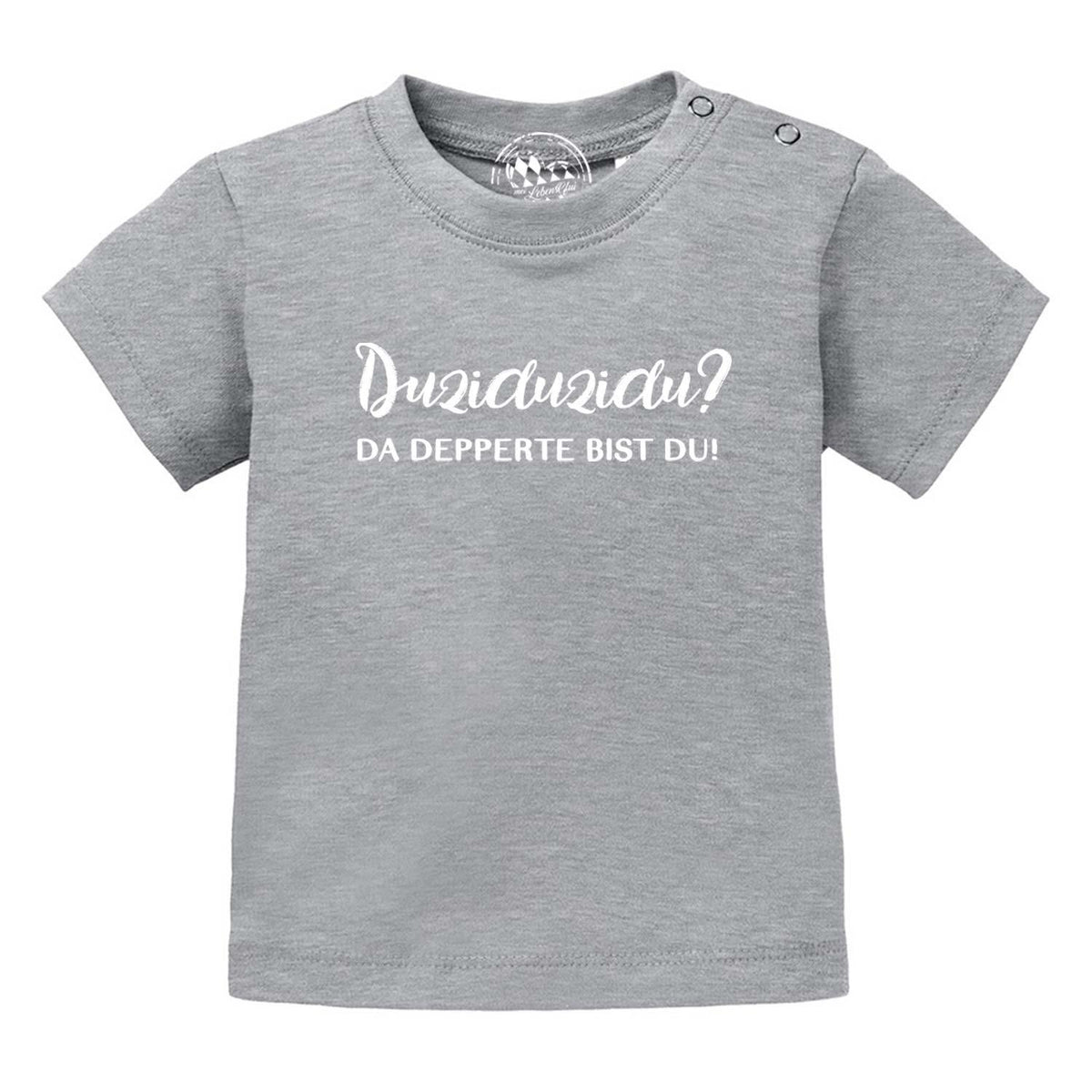 Graues Baby T-Shirt Duziduzidu… mit weißem Druck für Kleinkinder und Druckknöpfen an der Schulter.