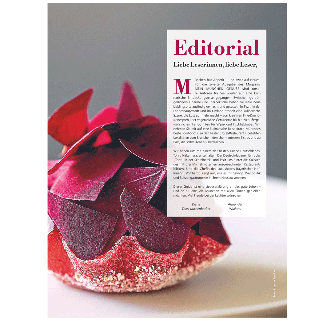 Magazin Editorial der "Mein München Genuss 2026" Ausgabe mit verlockendem Dessert und purpurroten Blütenblättern.