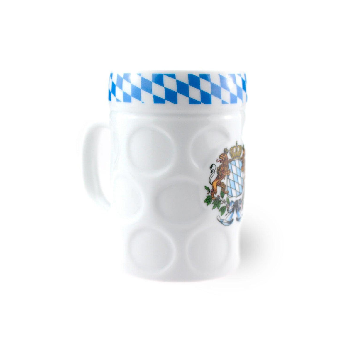 Bierkrug-Tasse von der Seite mit Henkel links: Maßkrug-Form mit Noppen, weiß-blaues Rautenband und bayerisches Wappen