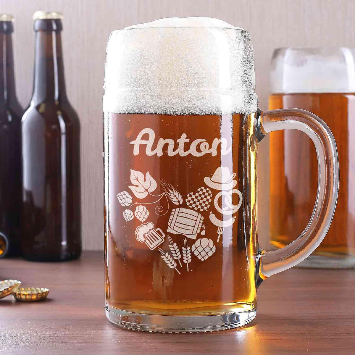 Maßkrug aus klarem Glas mit traditioneller Facettierung und individueller Gravur auf der Vorderseite, 1 Liter