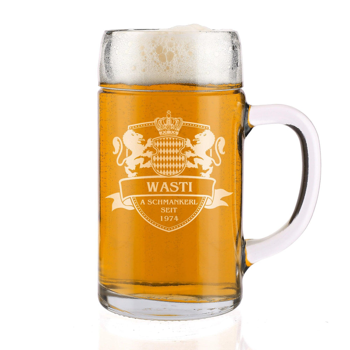 Glaskrug mit hellem Bier, weißem Schaum und eingraviertem Wappen mit Löwen, Krone und Motto.