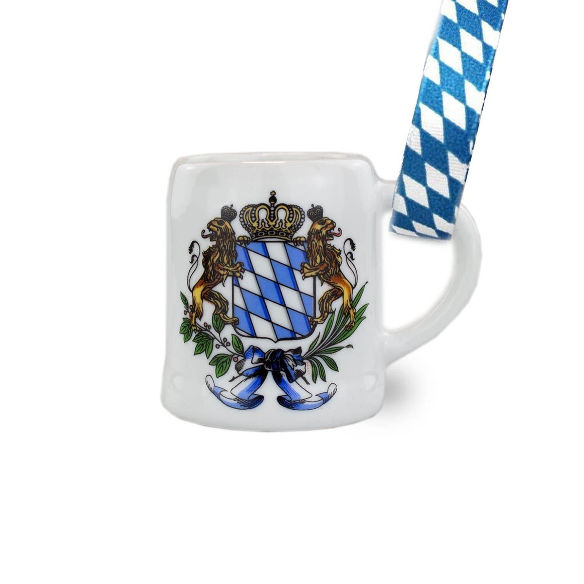 Miniatur-Bierkrug aus weißem Porzellan mit bayerischem Wappen, Krone und Löwen, dazu blau-weißes Band.