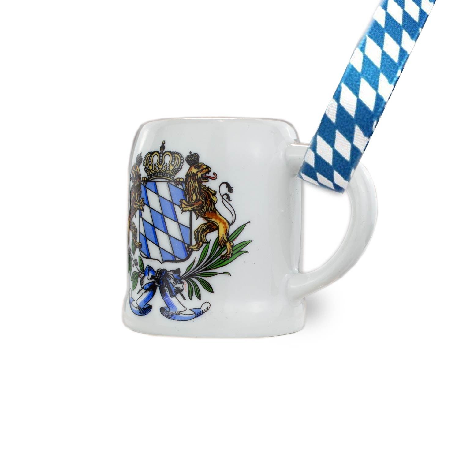 Weißer Mini-Bierkrug mit bayerischem Staatswappen und blau-weiß kariertem Band.