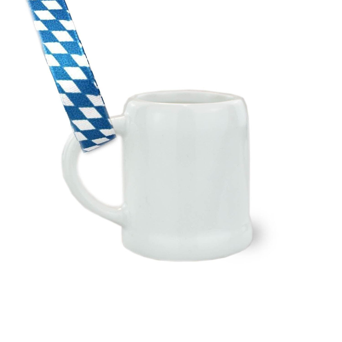 Miniatur-Bierkrug aus weißem Keramik mit blau-weiß gerautem Band als Anhänger, ideal als Schlüsselanhänger.