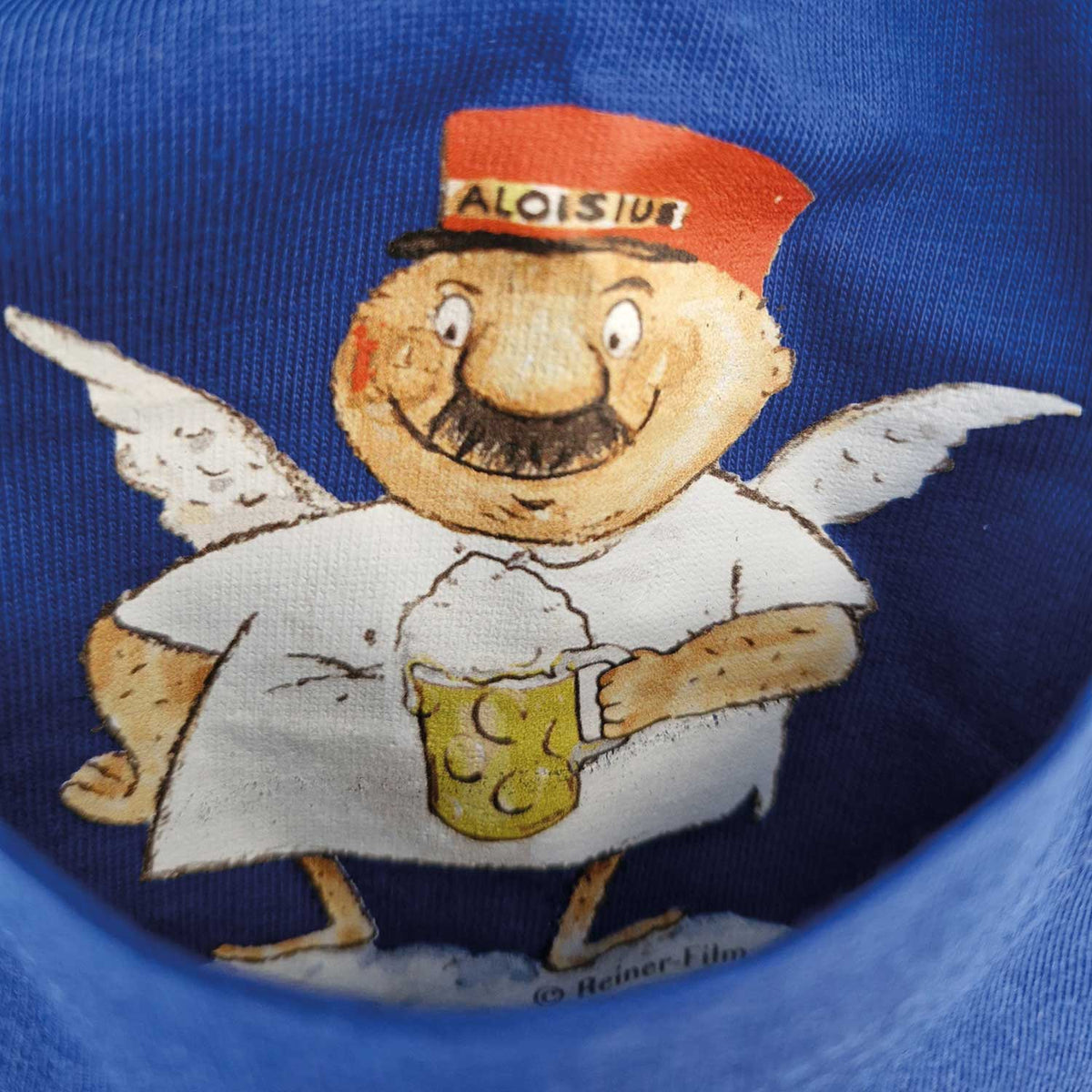 Detailansicht vom blauen Engel Aloisius T-Shirt mit Comic-Druck vom Engel Aloisius, der ein Bierglas hält