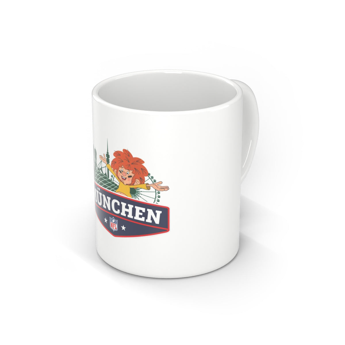 NFL x Pumuckl Tasse München schräg von oben, Henkel rechts, Pumuckl-Motiv mit Schriftzug MÜNCHEN