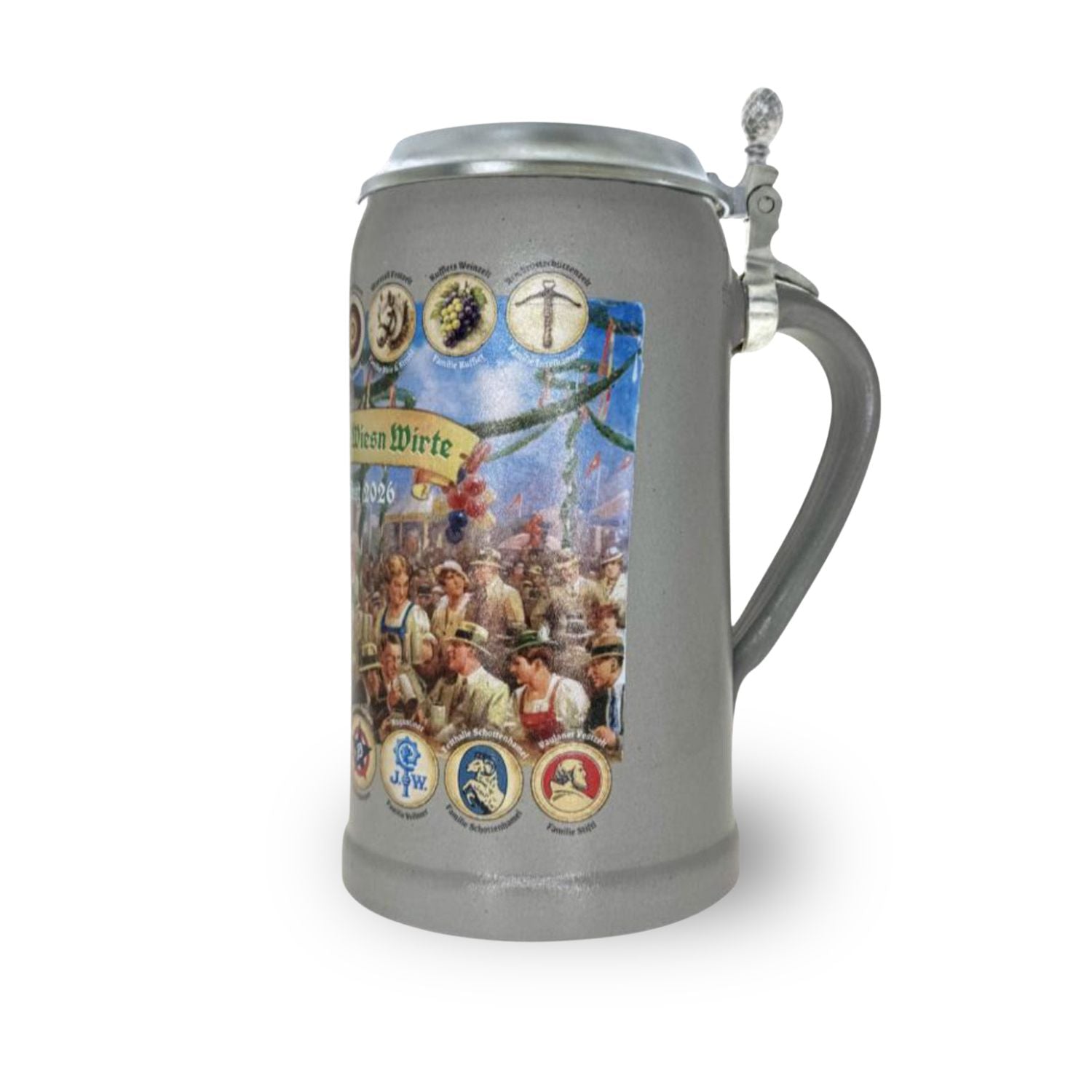 Grauer Wiesnwirte-Krug 2026 mit detailreichem Festzelt-Motiv, bunten Wappen und Zinndeckel.