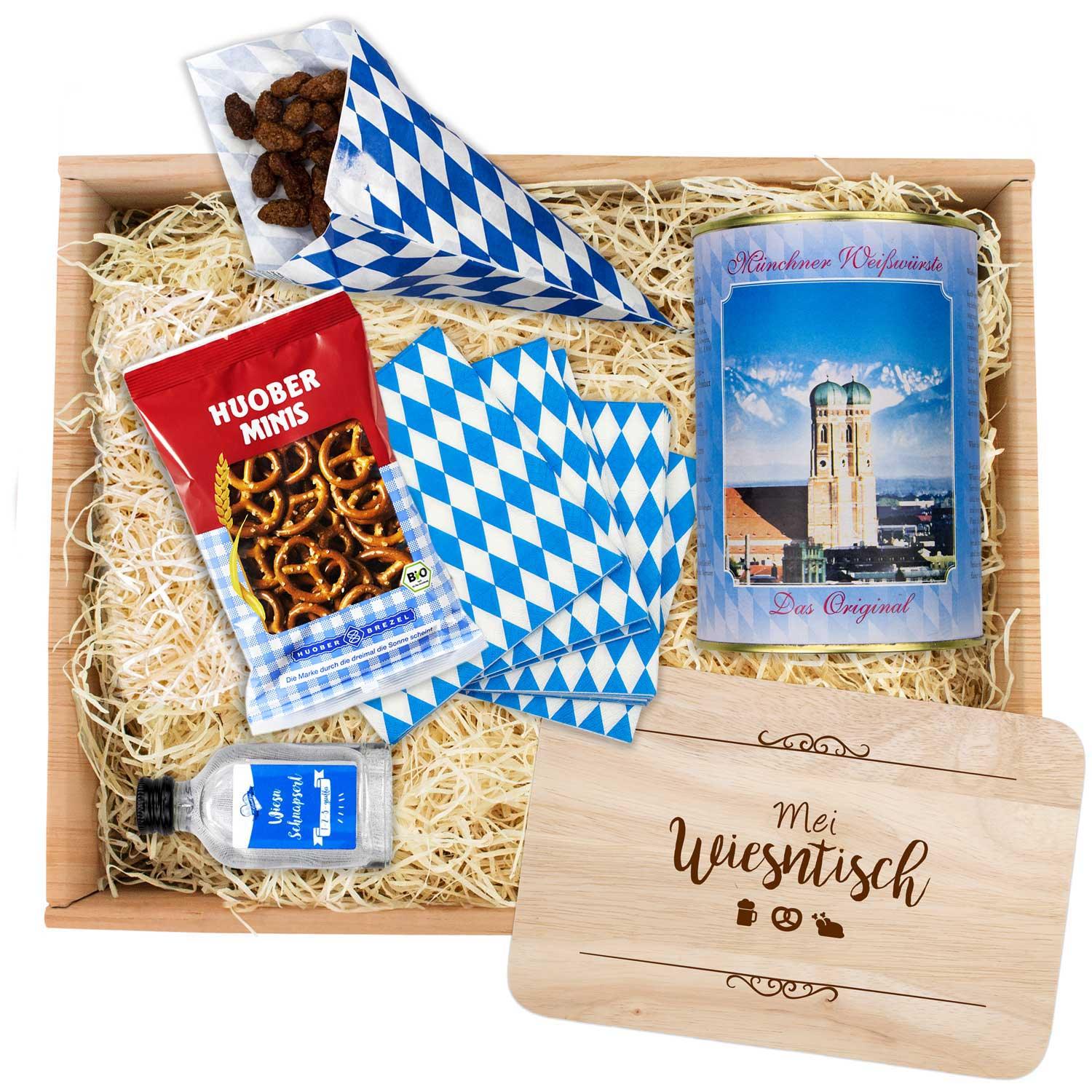 Oktoberfest-Box An Guadn mit Brezel-Snacks, Weißwurst-Konserve, Schnapserl und Holzbrettchen.