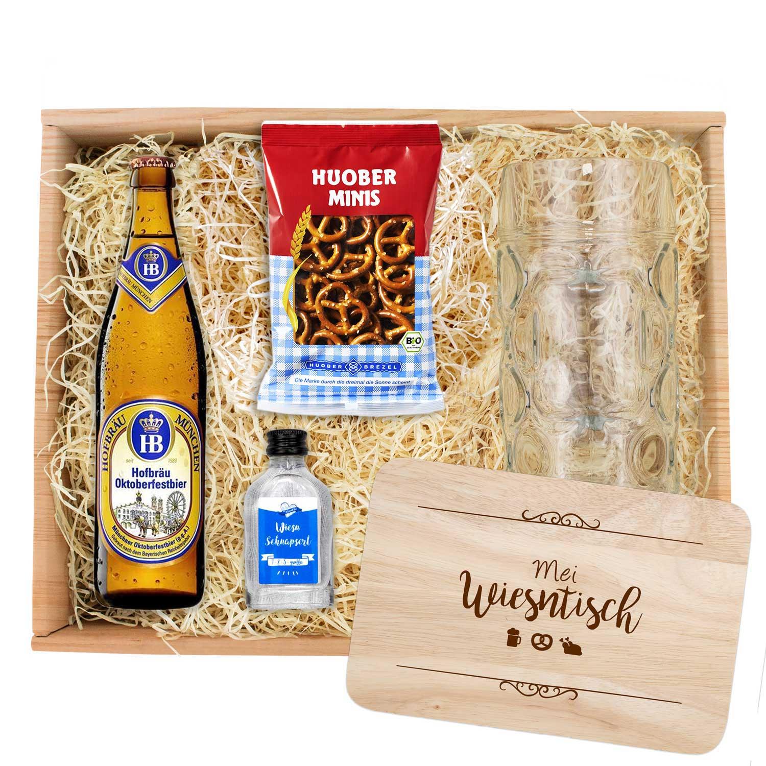 Oktoberfest-Box "Hofbräu 2" mit Hofbräu Bier, Maßkrug, Bretzel Minis, Wiesn Schnapserl und Holzbrettchen.