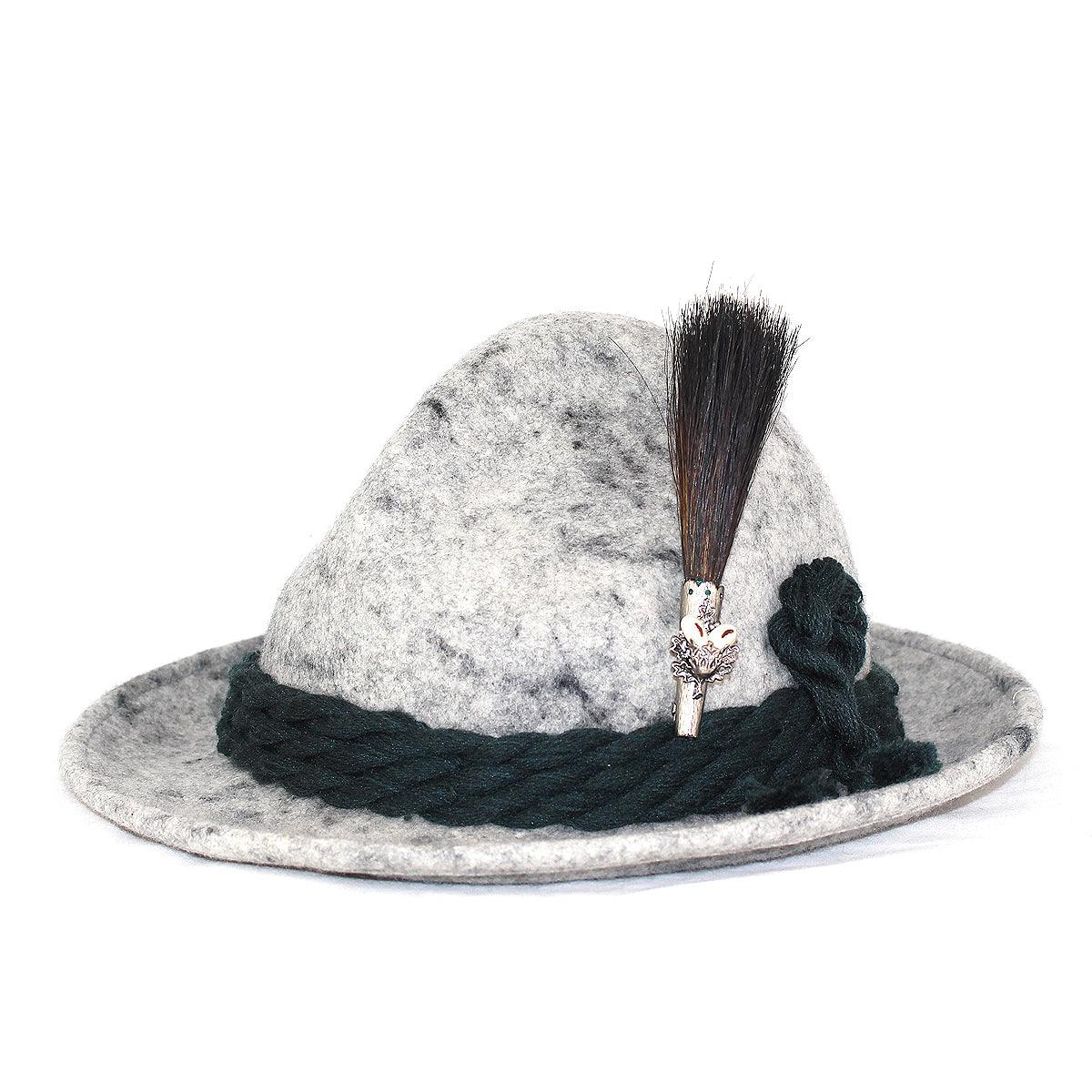 Traditioneller grauer Filzhut mit dunklem Hutband und Gamsbart als traditionelle österreichisch-bayrische Tracht.