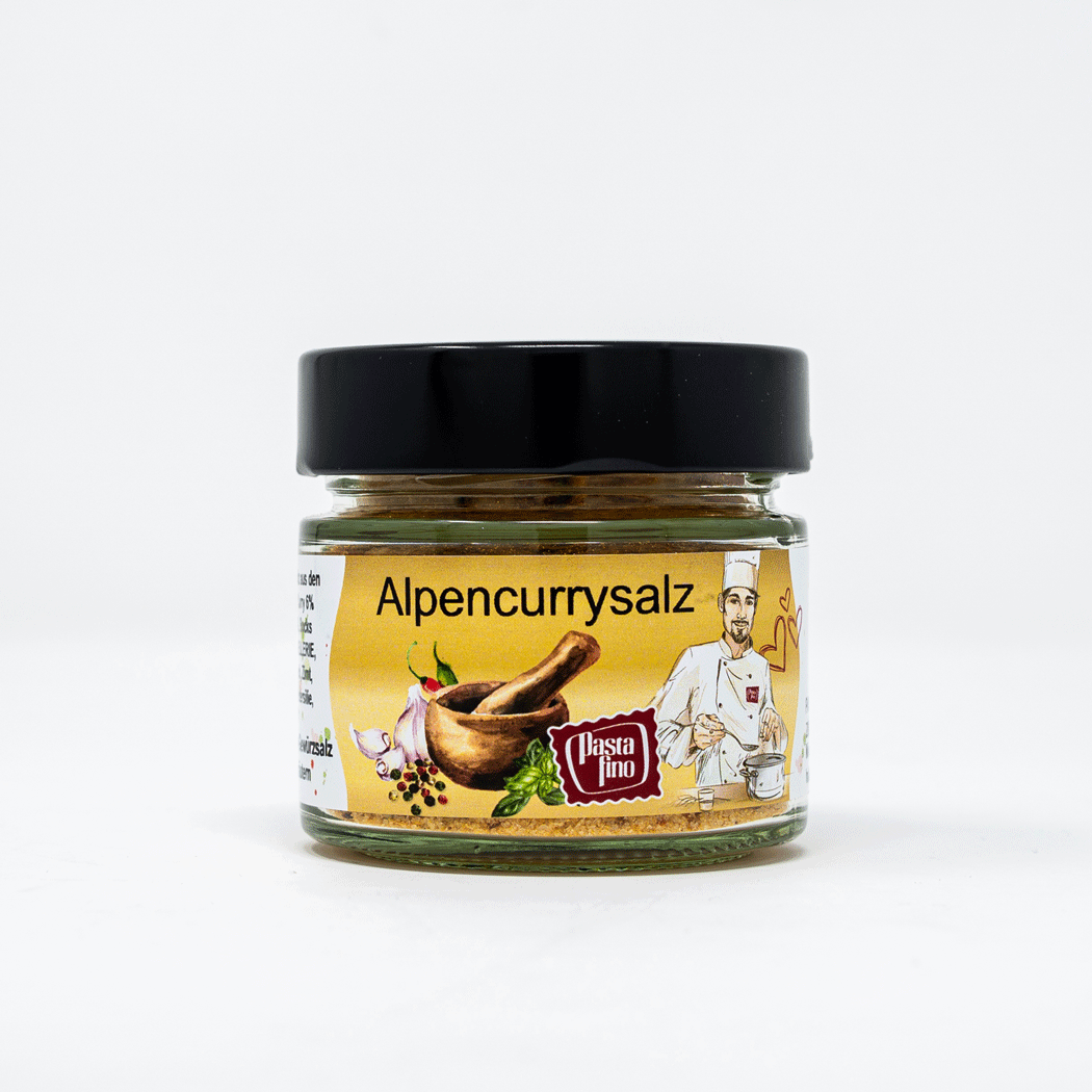 Glas Alpencurrysalz mit goldgelbem Etikett, Kochillustration, Mörser und Chilischoten auf weißem Hintergrund.