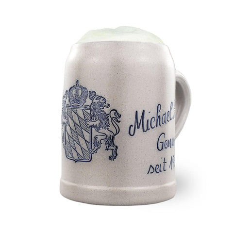 Bierkrug personalisiert mit Gravur: grauer Steinkrug 0,5 l mit geprägtem bayerischem Wappen und blau gravierter Beispielgravur „Michael – Genuss seit 19xx“