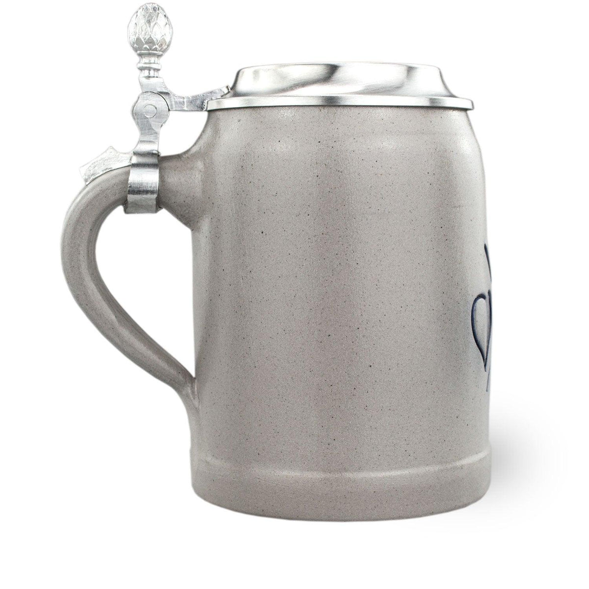 Grauer PREMIUM Bierkrug Bayrisch Blatt aus Keramik mit schlichtem Zinndeckel und Henkel auf weißem Hintergrund.