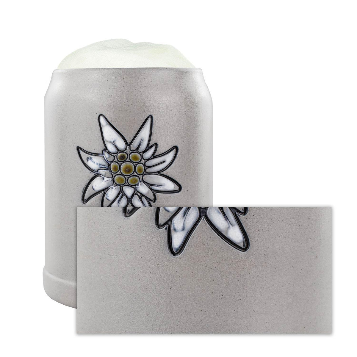 PREMIUM Bierkrug Edelweiß, grauer Steinkrug mit schaumigem Bier und detailliertem Edelweiß-Motiv auf der Vorderseite.
