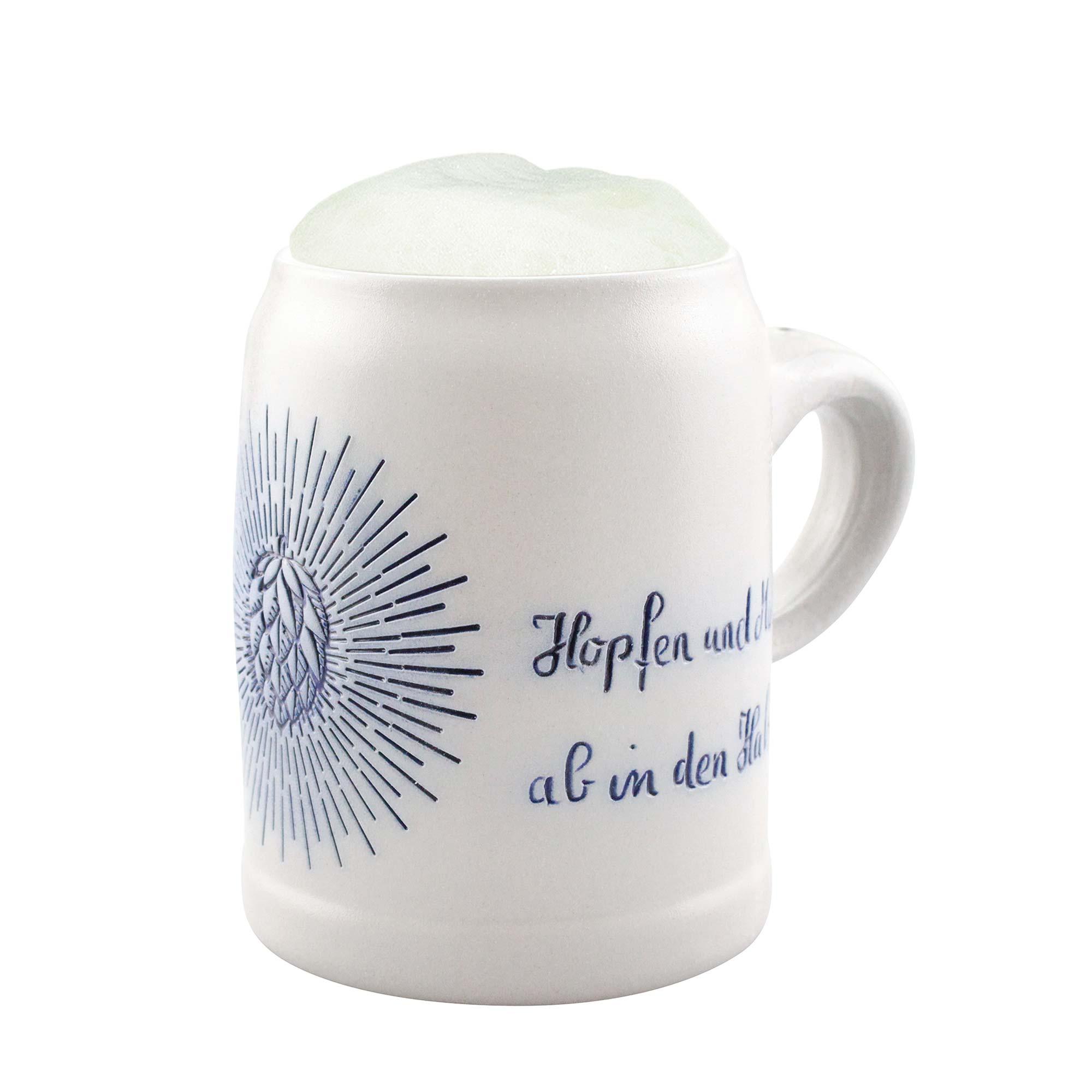 Keramischer Bierkrug in Weiß mit blauer Hopfen-Illustration und Schriftzug, gefüllt mit Bierschaum.