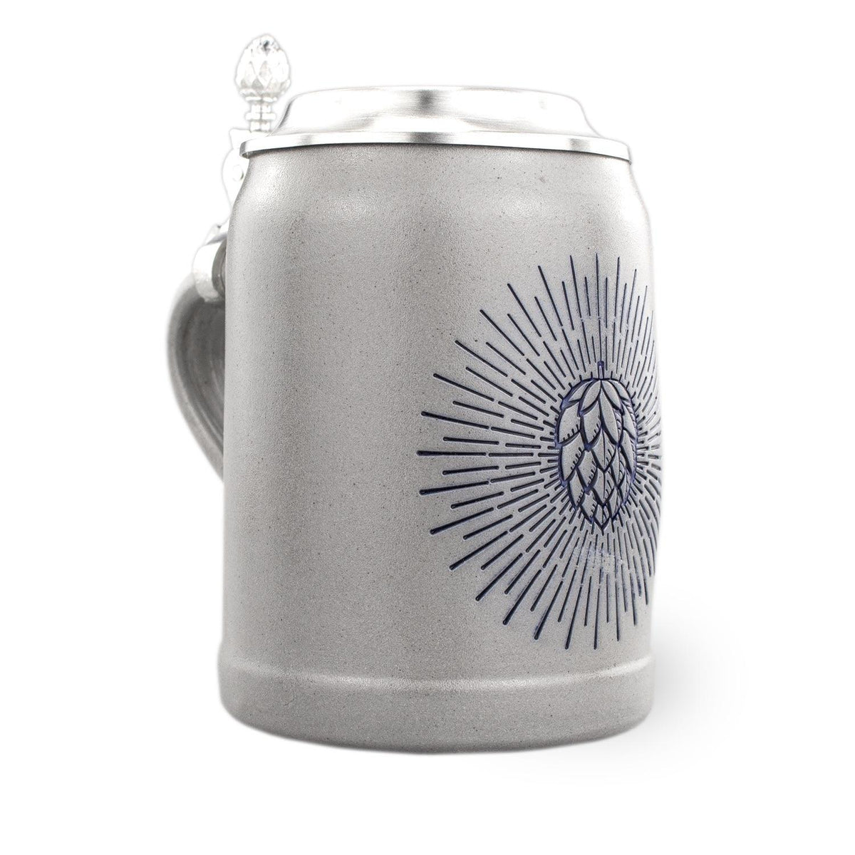 PREMIUM Bierkrug Holy Hopfen mit Zinndeckel von der Henkelseite: hellgraues Steinzeug, blaues Hopfen-Motiv