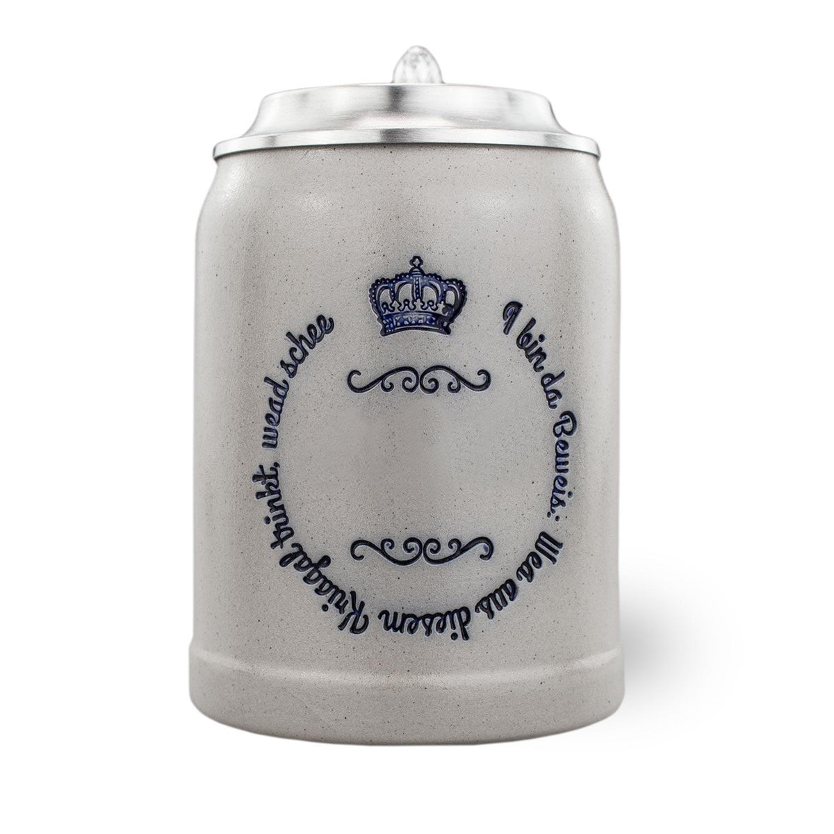 Grauer Bierkrug aus Keramik mit blauem Schriftzug Sprichwort und Krone auf weißem Hintergrund.