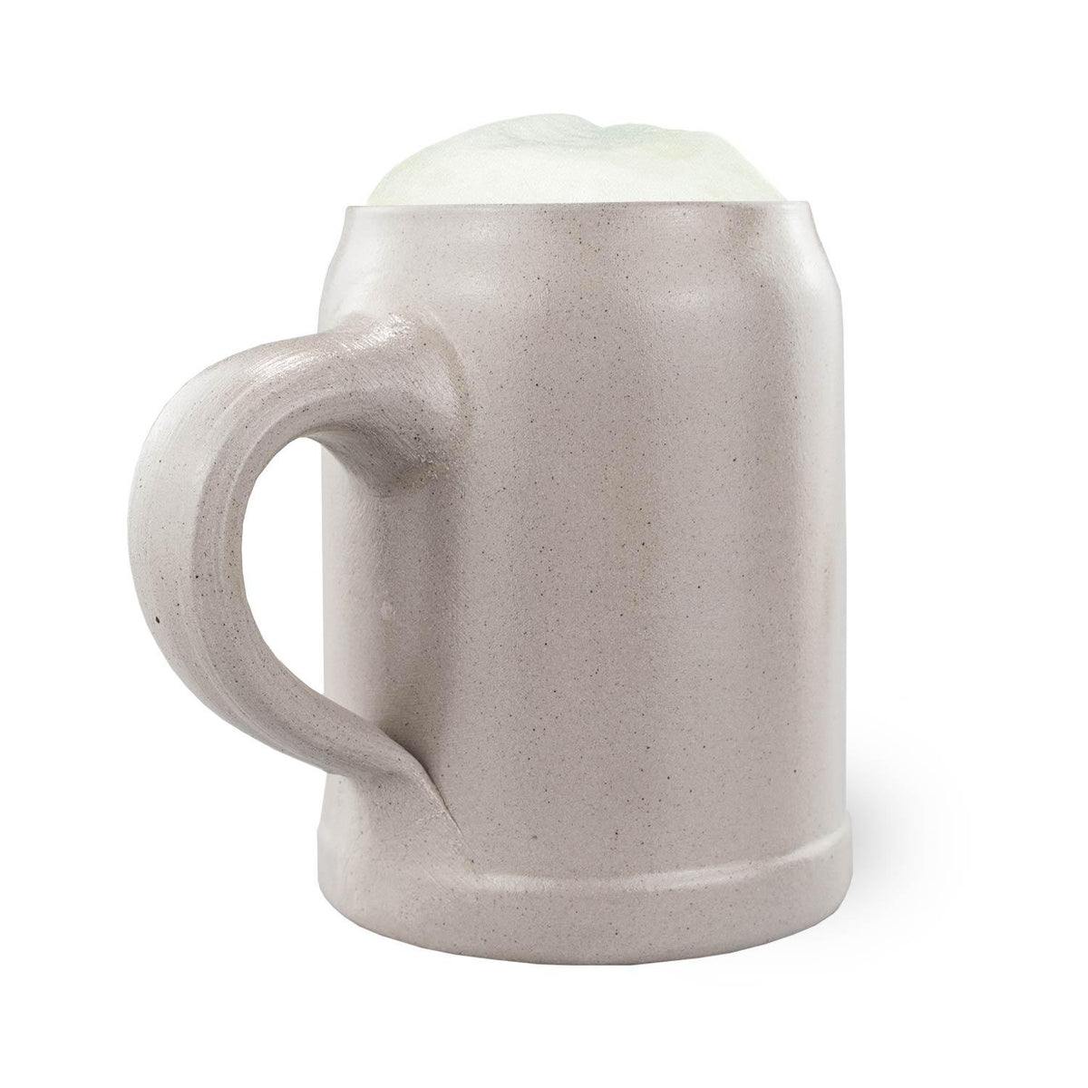 PREMIUM Bierkrug Mittelfranken aus grauem Steingut mit Schaumkrone, rustikaler Henkel, Seitenansicht isoliert.