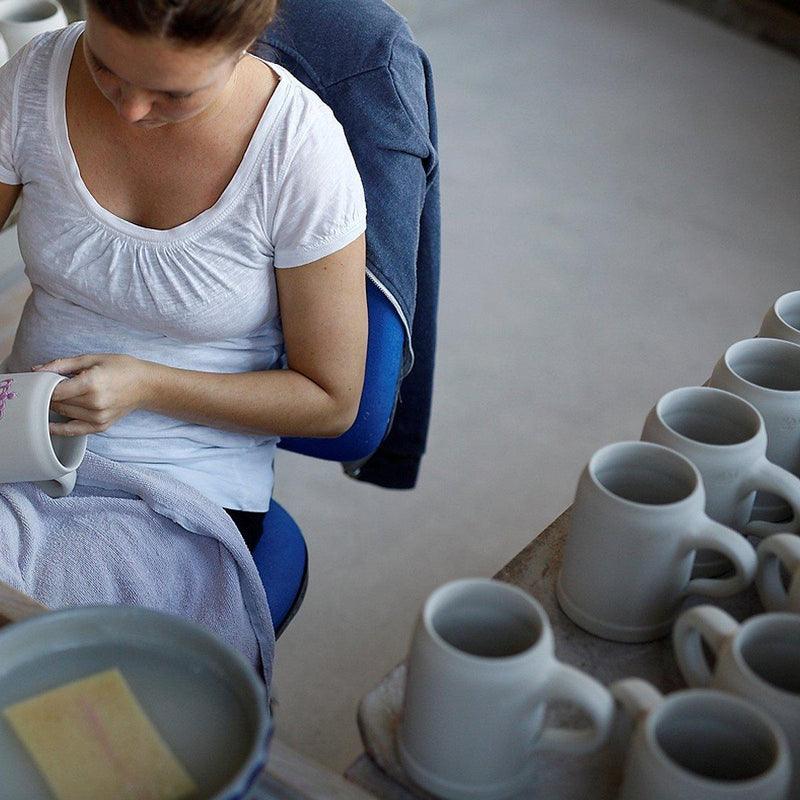 Handwerkliche Fertigung eines PREMIUM Bierkrugs "Mittelfranken" von einer Person, unglasierte Rohlinge, Detailarbeit.