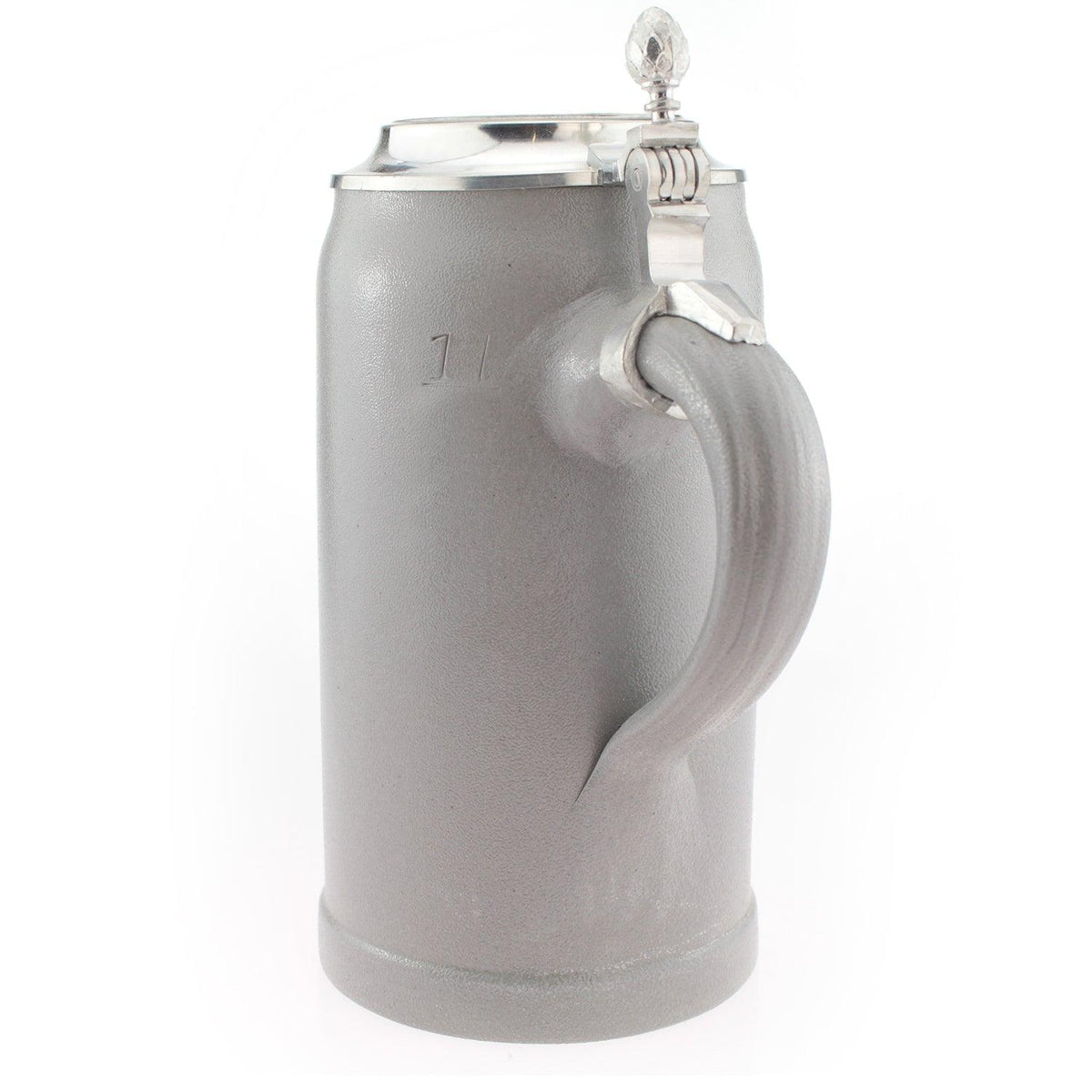 Maßkrug aus Steinzeug von der Seite mit Henkel, Zinndeckel und Deckeldrücker