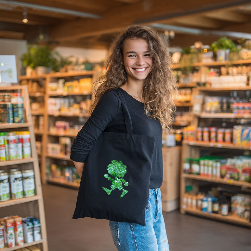 Lachende junge Frau mit langer Lockenfrisur hält eine schwarze Pumuckl Tasche Ampel-Edition im Laden.