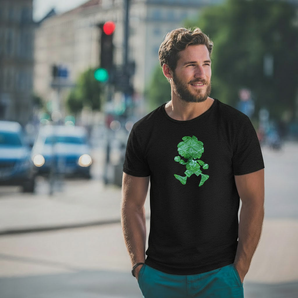 Mann trägt schwarzes Pumuckl Herren T-Shirt Ampel-Edition mit grünem Muster auf der Straße