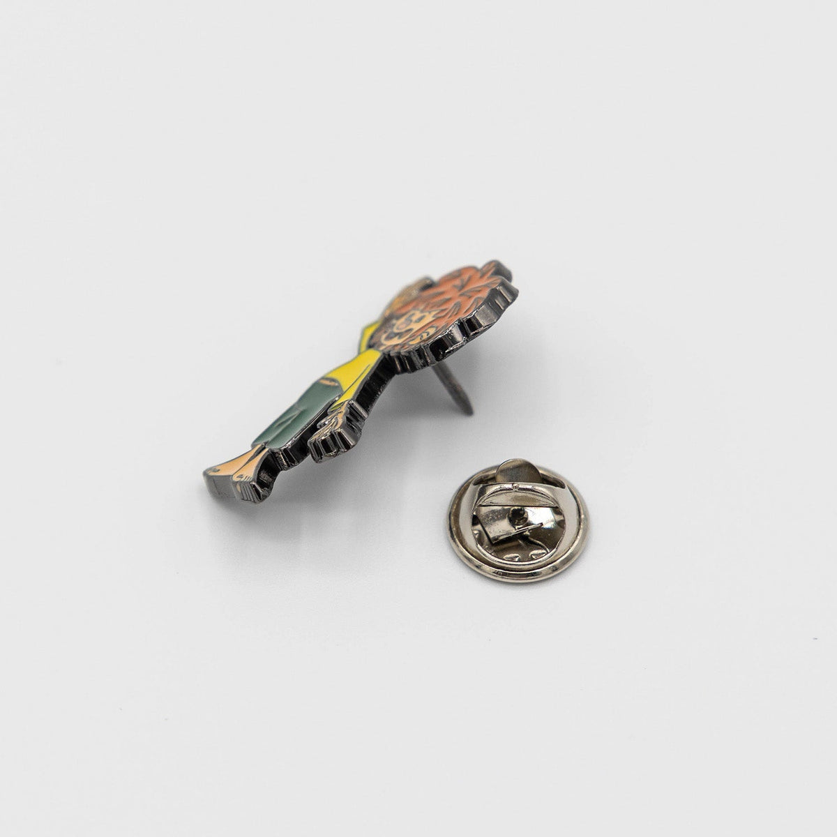 Pumuckl Pin seitlich mit Nadel und Schmetterlingsverschluss