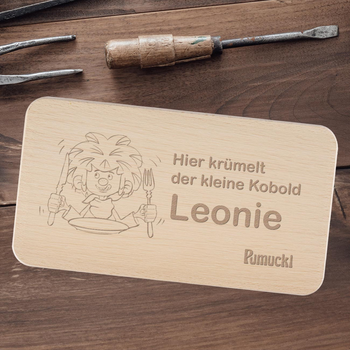 Pumuckl Frühstücksbrett aus Holz mit Wunschname Leonie, inklusive Pumuckl Illustration und Spruch