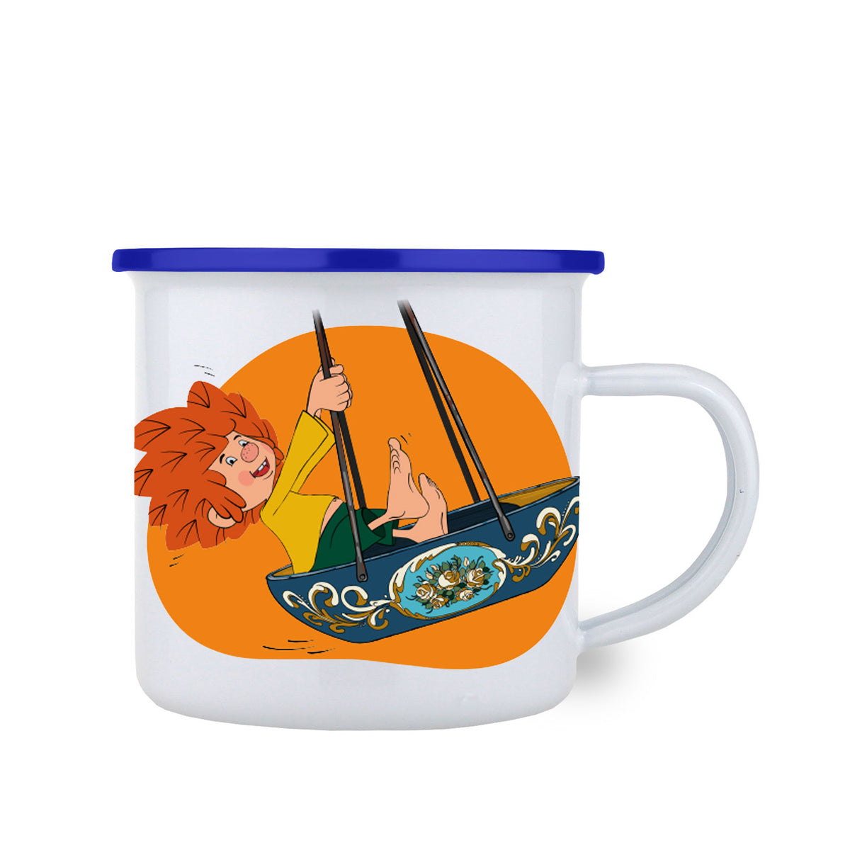 Weiße Emaille-Tasse mit blauem Rand und Pumuckl-Motiv in Schiffschaukel vor orangefarbenem Hintergrund.