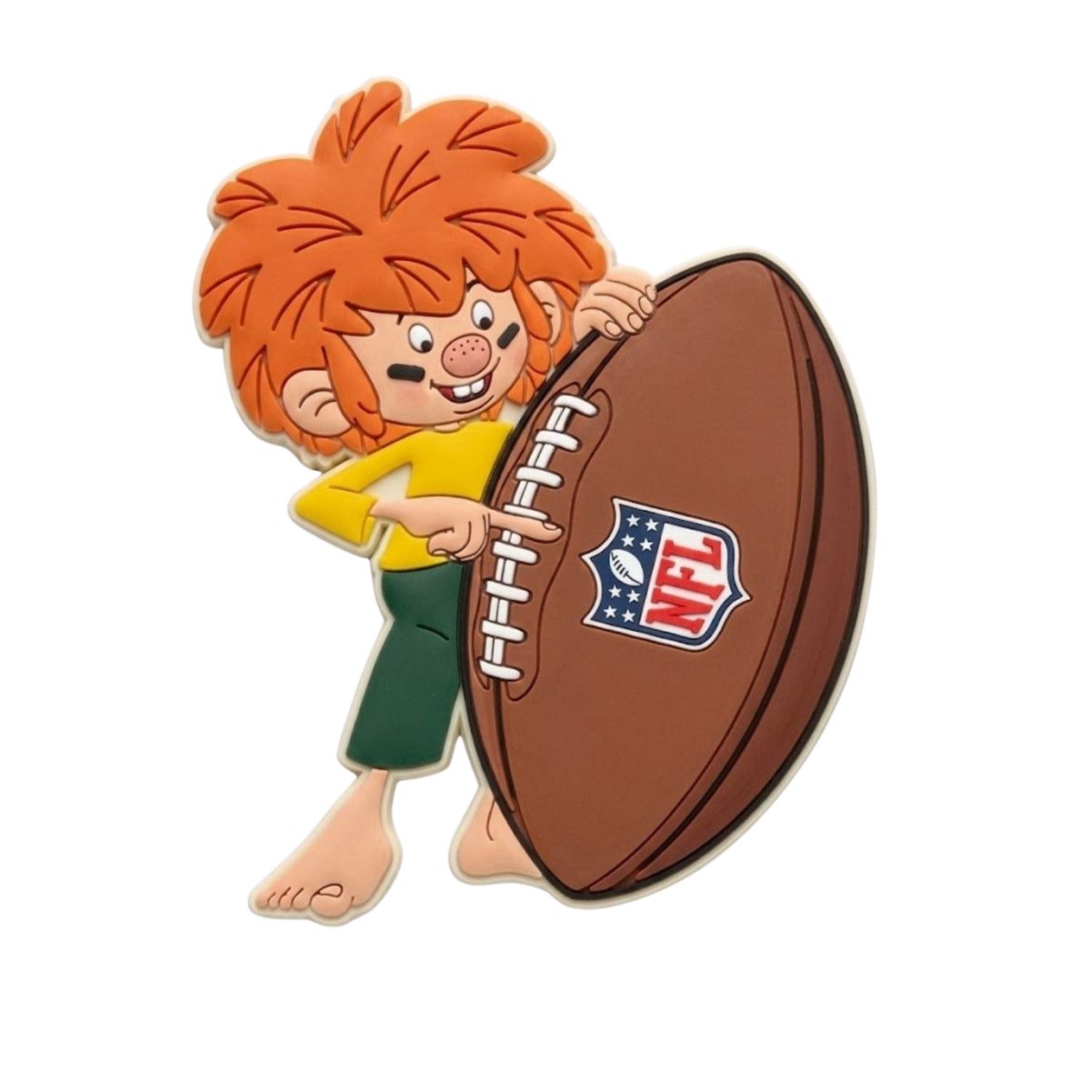 NFL x Pumuckl Magnet Football – 3D Rubber-Kühlschrankmagnet: barfüßiger Pumuckl im gelben Hemd hält einen großen Football mit NFL-Logo