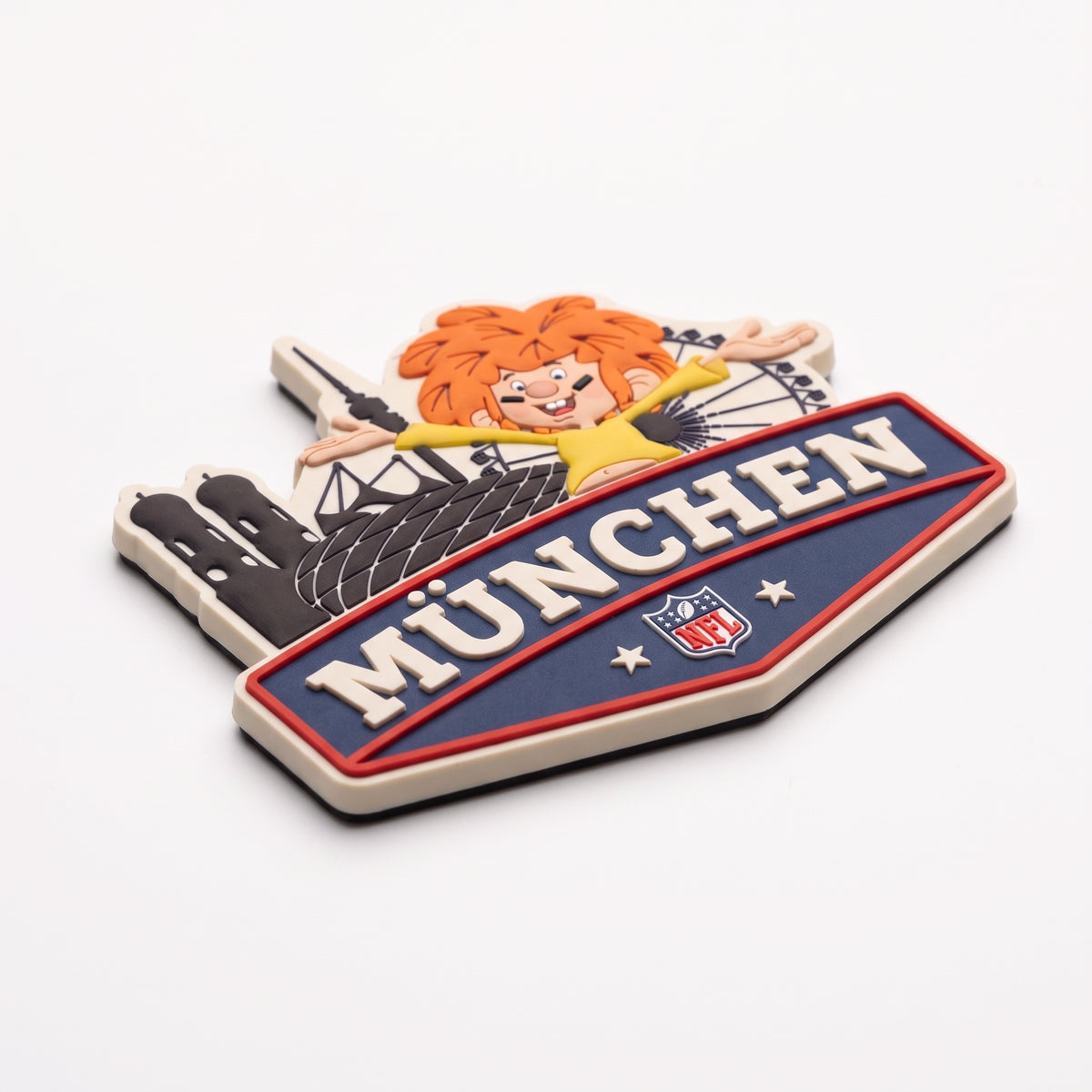 NFL x Pumuckl Magnet München schräg fotografiert – 3D Rubber-Magnet mit sichtbarem Schichtrelief
