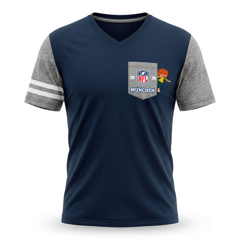 NFL x Pumuckl T-Shirt mit Brusttasche in Navy – V-Ausschnitt, graumelierte Ärmel mit weißen Streifen, graue Brusttasche mit NFL-Logo „2026 München“, daneben lugt Pumuckl hervor