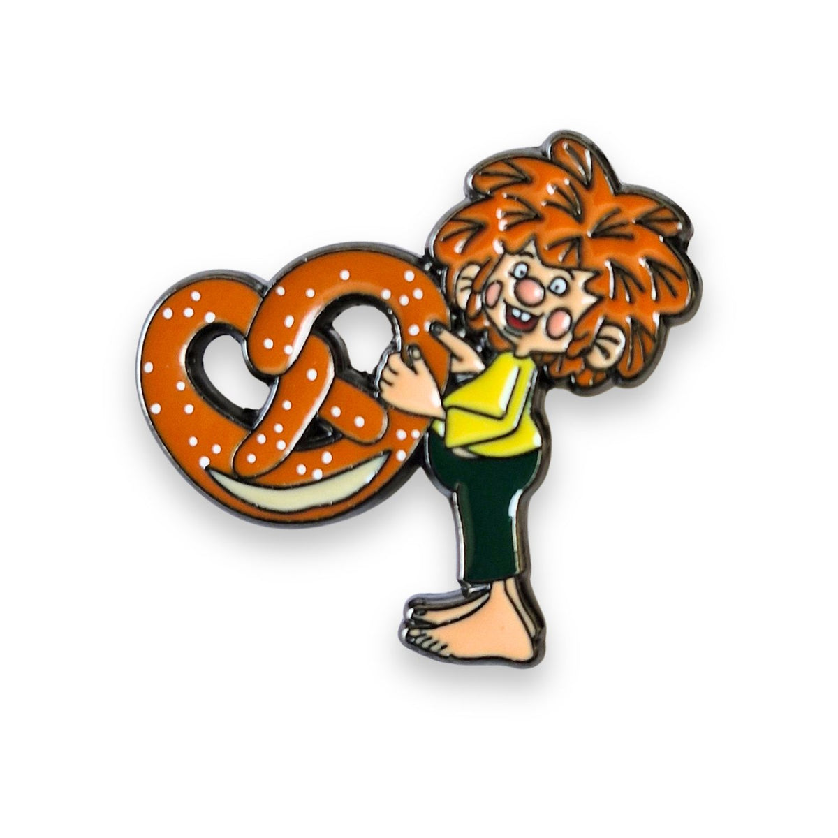 Pumuckl Anstecknadel Breze vor weißem Hintergrund – Emaille Pin, ca. 3 x 3 cm