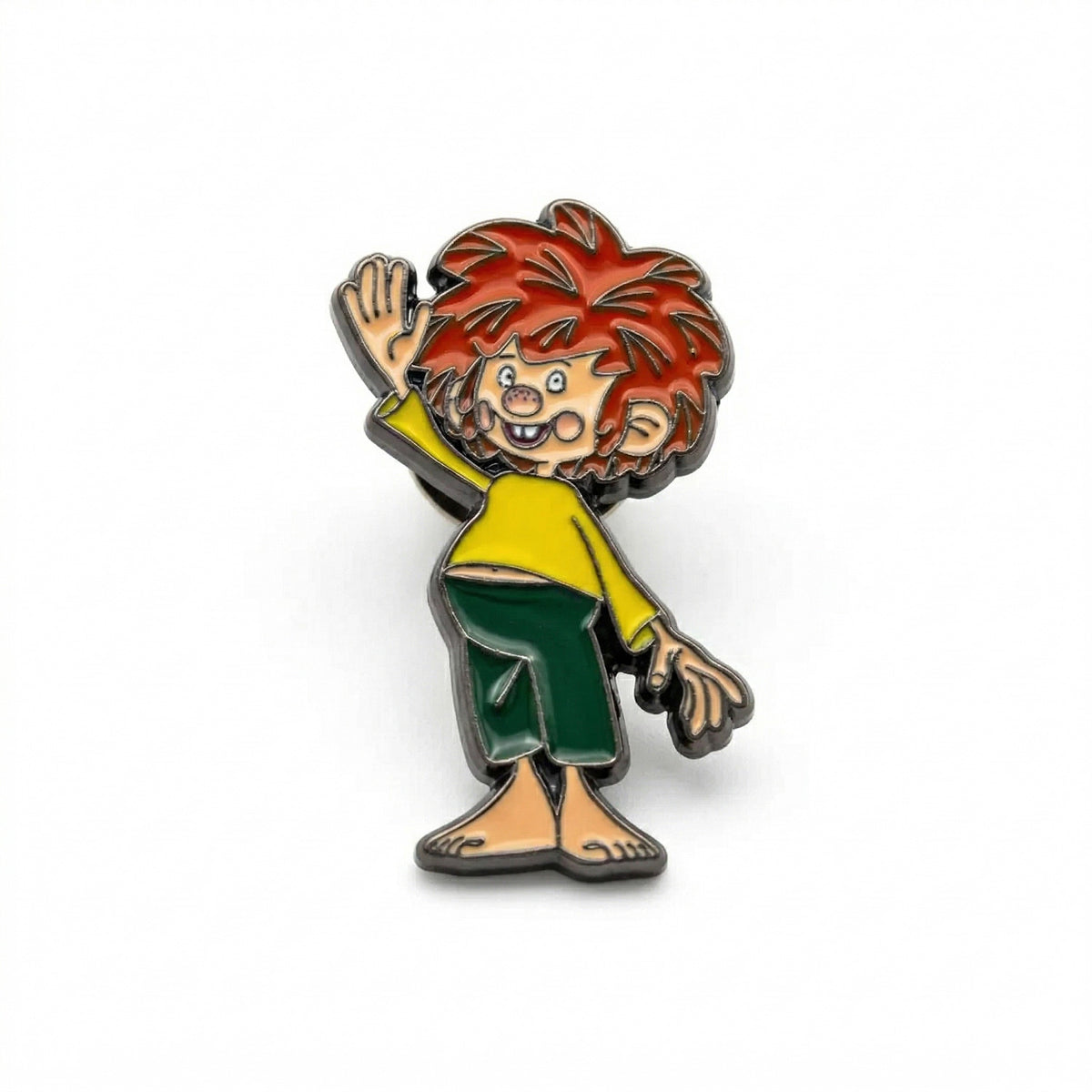Pumuckl Anstecknadel „Servus“: Pumuckl hebt die Hand zum Gruß – Emaille Pin mit dunkler Kontur
