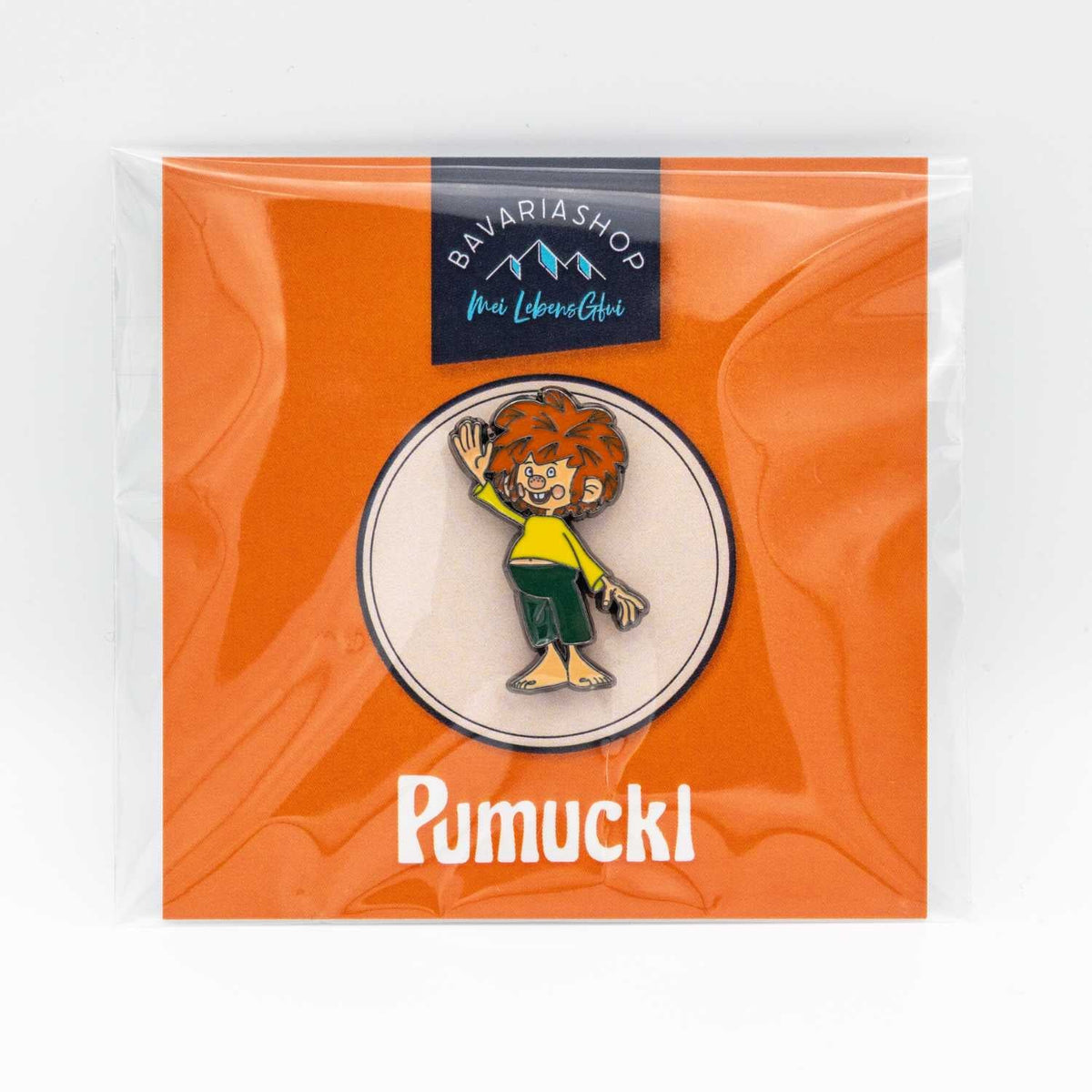 Pumuckl Pin „Servus“ auf orangefarbener Pumuckl-Rückkarte im Folienbeutel